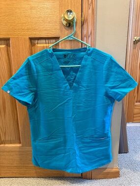 FIGS Teal Short Sleeve V-Neck Scrub Top